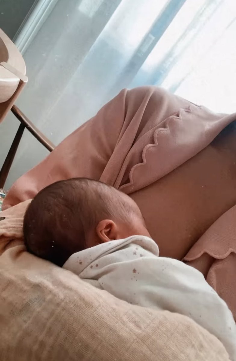 Buongiorno ❤️

La piccola voleva ascoltare Baby Shark e Ariana Grande, me lo dice con gli occhi costellati di gioia e suoni.
Ma ho cambiato playlist e adesso c’è De André, Björk e un po’ di Afro Jazz Psichedelico 🎀 Bisogna seminare, annaffiare nei punti giusti.
Nei modi giusti.