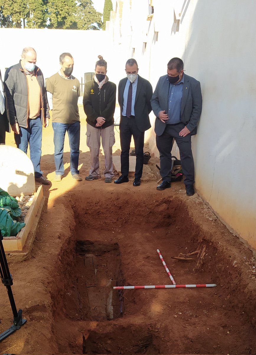 DAlvarezCayuela's tweet photo. @memoriaEUIB @arturparron @EUIB @EUPitiuses @JesMallorca @ForumEivissaiF @IUMemoria
#MemoriaHistórica @ASaucedoMartin
Hoy se ha presentado el inicio de la 3ª fase para recuperar restos del franquismo en el cementerio de Figueretes en Ibiza https://t.co/QtDmQIsjOS