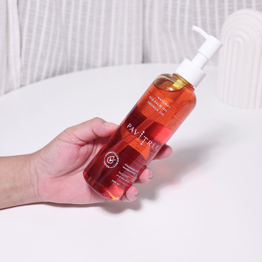 pikulham's tweet photo. ตั้งแต่ใช้ shower oil รู้สึกเลยว่าอาบน้ำเสร็จแล้วผิวชุ่มชื้นดีมาก จากใจคนผิวแห้ง ใช้ #Pavitree ออยล์อาบน้ำตัวนี้แล้วตอบโจทย์สุดๆ ชอบตรงเป็นสารสกัดจากธรรมชาติ ใช้ได้ทั้งหน้าและทั้งตัว ใครซื้อภายในเดือนนี้เขาส่งฟรีและลดอีก 20% พร้อมแถมกระเป๋าผ้า knot bag ด้วยน้า รีบไปตำกันได้เลย https://t.co/MMd7RycOfu