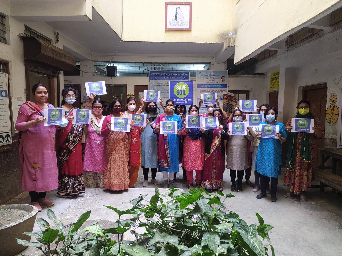 prapti_sengupta's tweet photo. Teachers from a Govt school of West Bengal 
#SaveSoil
#ConsciousPlanet https://t.co/pKw2JKojxg