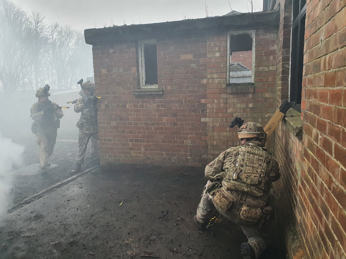 The_SCOTS's tweet photo. #5SCOTS, @bkacoy_oc were in Whinny Hill  for Ex URBAN WARRIOR. The soldiers took part in lessons and battle exercises designed to sharpen their skills when operating in the urban environment. They particularly enjoyed learning how to break doors down! https://t.co/a3JwYCS8MR