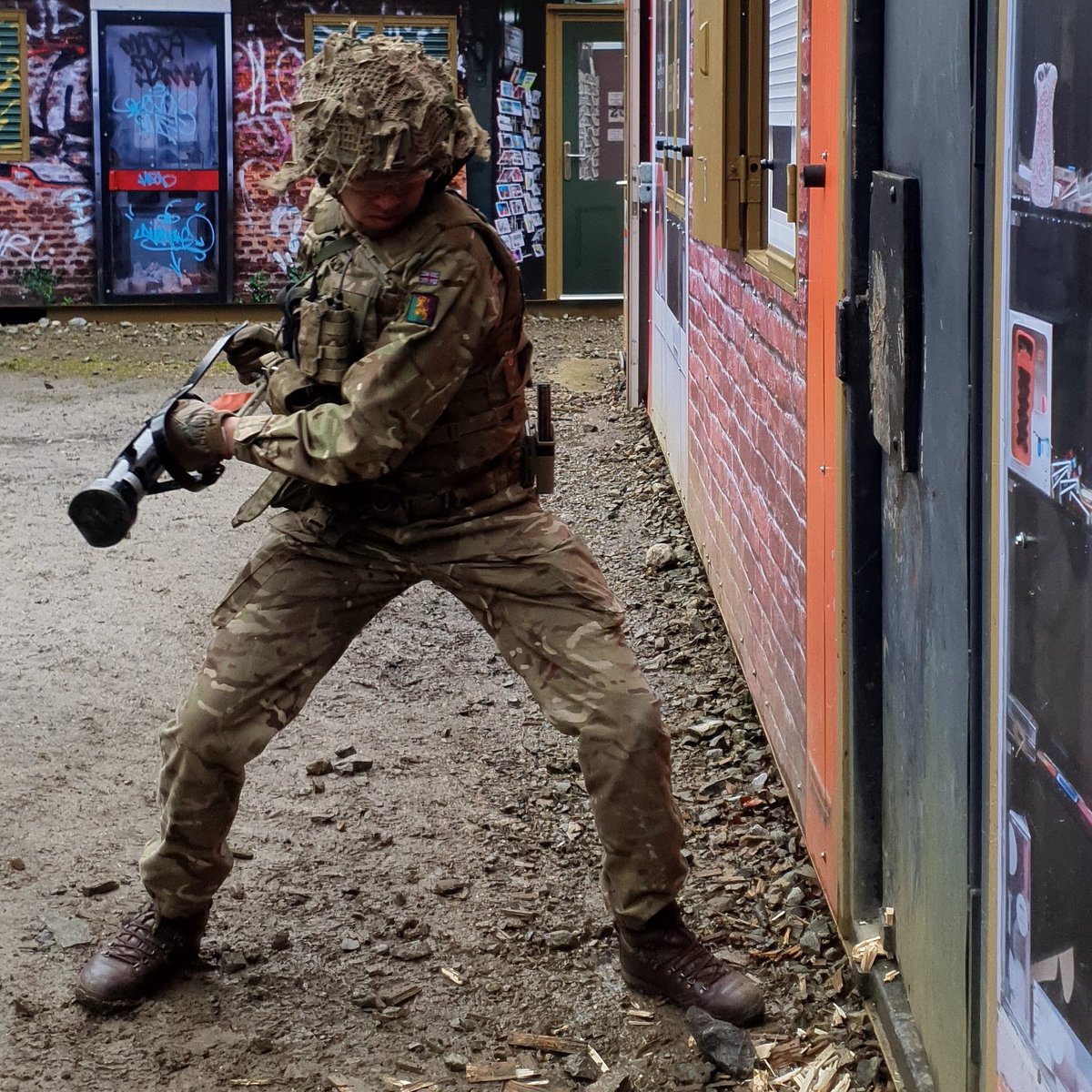 The_SCOTS's tweet photo. #5SCOTS, @bkacoy_oc were in Whinny Hill  for Ex URBAN WARRIOR. The soldiers took part in lessons and battle exercises designed to sharpen their skills when operating in the urban environment. They particularly enjoyed learning how to break doors down! https://t.co/a3JwYCS8MR