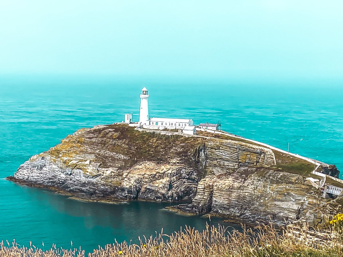 COHOALTO's tweet photo. Reminiscing last summer, day at South Stack.
#Anglesey #southstack #Lighthouse #northwales #exploreanglesey #photography https://t.co/OY0RuMb269