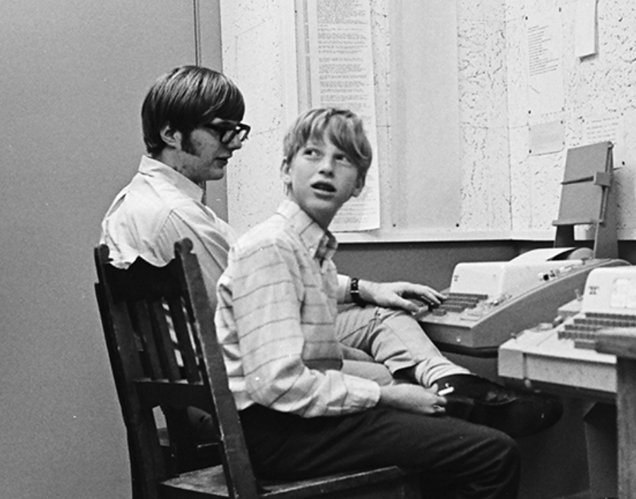hersaattarih's tweet photo. Genç Bill Gates ve Paul Allen 1960'larda lisede teletip bilgisayar kullanıyorlar. [922x724] - #1960larda #922x724 #Allen #bilgisayar #Bill #Gates #genç #kullanıyorlar #lisede #Paul #teletip https://t.co/wK7oV5wLYl