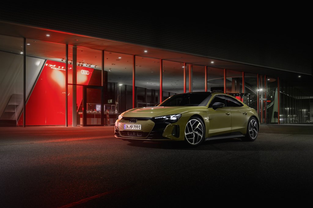 SNABSHOD's tweet photo. [Werbung] Spontaneous sunday evening action in front of the Audi driving experience center (Neuburg a. d. Donau): Audi RS e-tron GT in tactical green for Audi
__
@audi_de @audisport #audi #etron #RSetronGT #etronGT #tacticalgreen #taktikgruen #SNABSHOD #ingolstadt https://t.co/OvAQmbntgJ