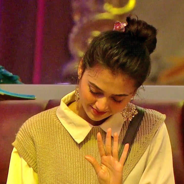 tejasswi_tj's tweet photo. Y'LL.. I hadn't updated my Twitter app. Couldn't see the GOAT hashtag. And.. Here We go -- #TejasswiPrakash𓃵
GOAT KHILADI TEJASSWI
#2YearsofKKK10 https://t.co/UVmuio7oIZ