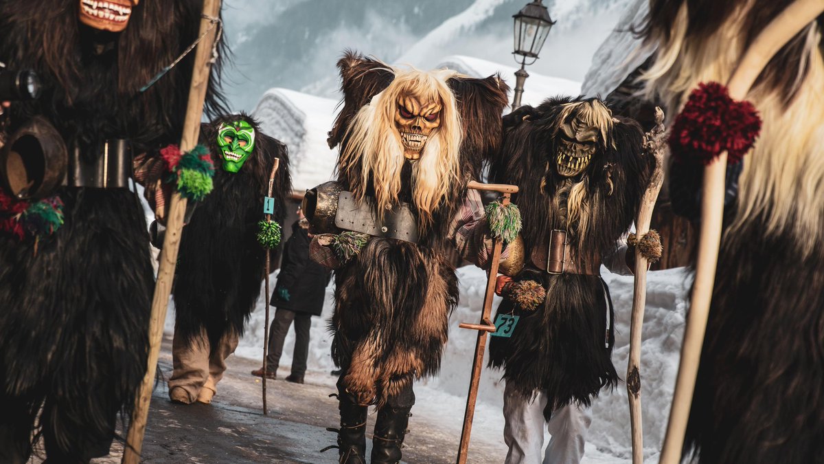 valaiswallis's tweet photo. Chaque année, #costumes farfelus et pluie de #confettis s'agitent au son des #Guggen. Mais connaissez-vous tous les secrets liés à cette fête sacrée en @valaiswallis ? Histoire et traditions, on vous dit tout sur #Carnaval: https://t.co/S96kw3YbM6 https://t.co/zcLt5BJbWK