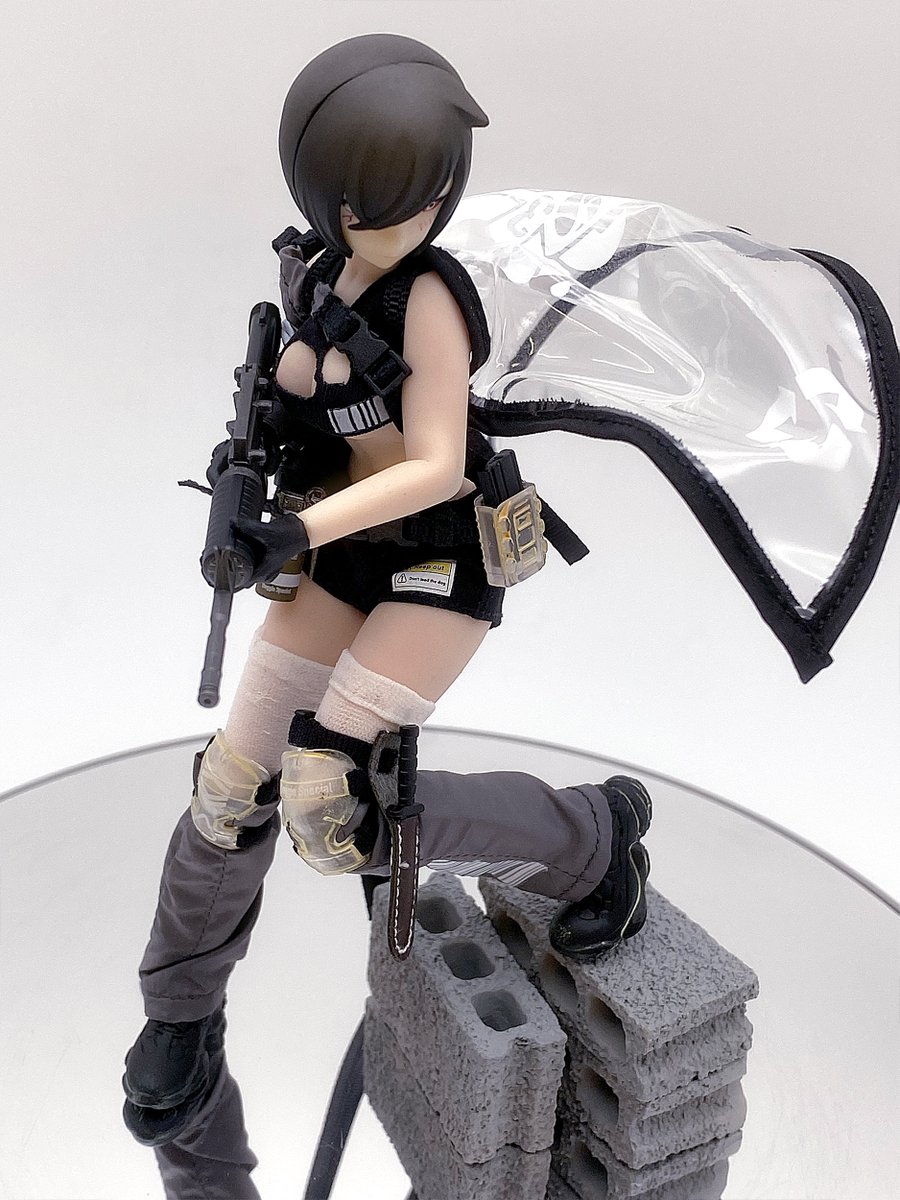 マントの縁に針金が入っていて自由になびかせることが
出来るのもポイントが高いですね。今回はキャラが
そこまで好みではなかったので、今後のライナップに
セクシー系のお姉さんキャラが出ることに期待です。 