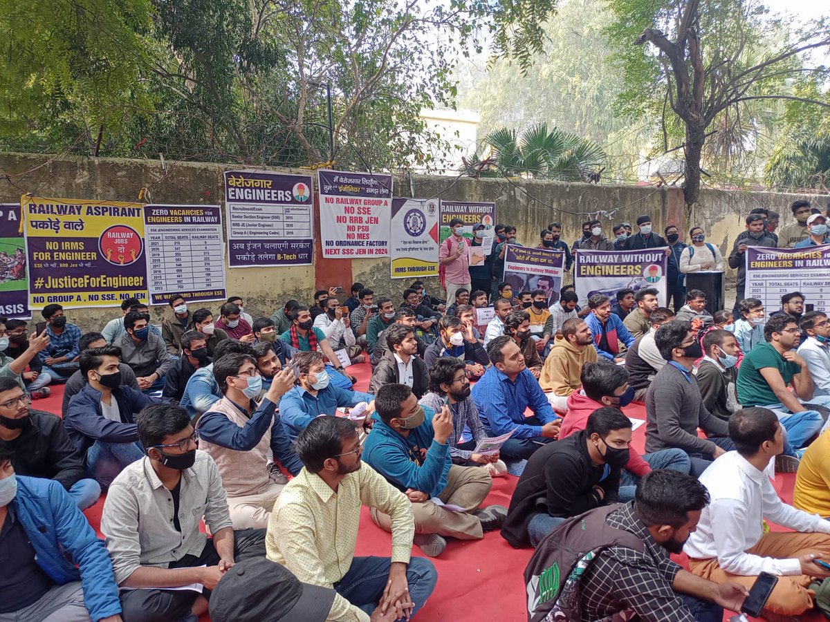 GovindMishraMrj's tweet photo. इंजीनियरिंग बैकग्राउंड के छात्रों के लिए होने वाली सरकारी भर्तियां लगातार खत्म की जा रही है। रेलवे, SSC, UPPCL, MES और तमाम PSU इसकी जद में हैं।

एक तरफ इन पदों को कम किया जा रहा है और दूसरी तरफ लैटरल एंट्री, एडहॉक बेसिस पर बचे हुए पदों पर भर्ती हो रही है।

#Justice_For_Engineers https://t.co/kUo2aTKCAt