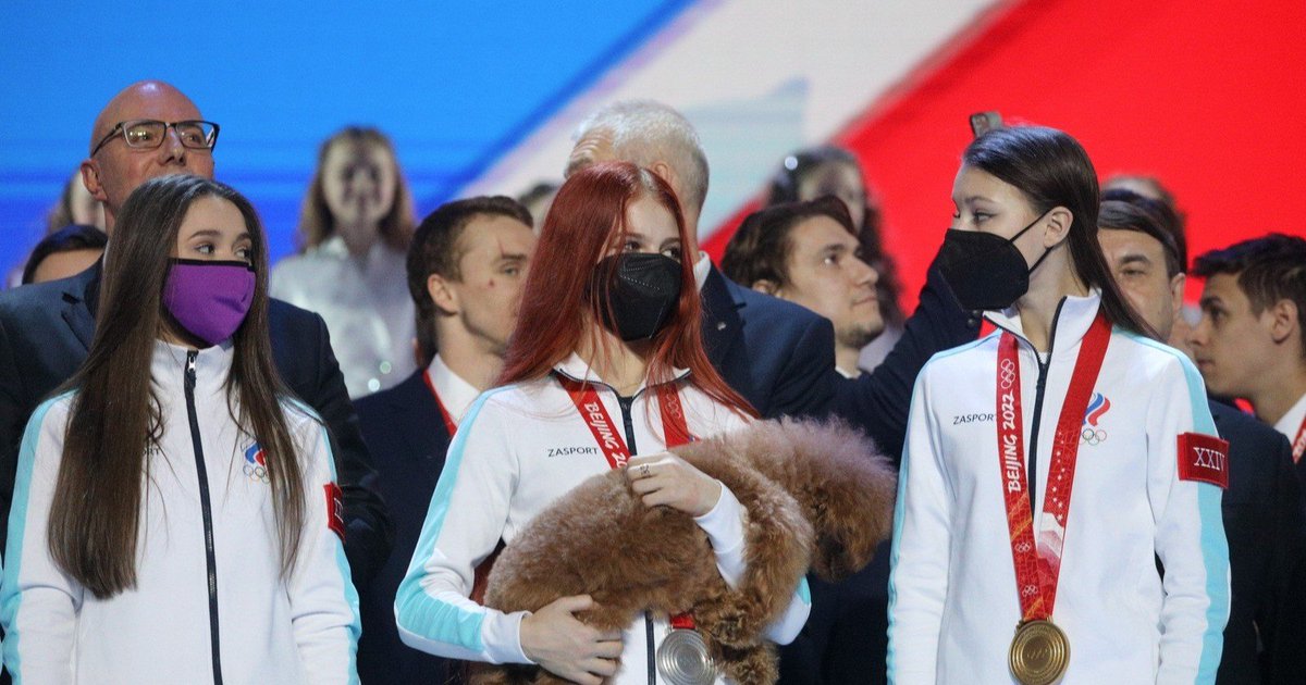 Церемония награждения олимпиады. Трусова Валиева Щербакова 2022.