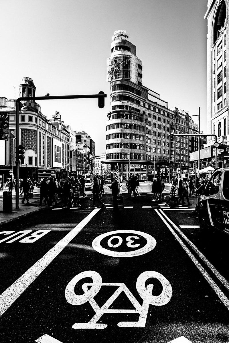 PedroCobo_Foto's tweet photo. Gastada la acera por la gente al pasar,
pies acostumbrados a la velocidad.
Personas que viven a un ritmo infernal.
#GranVía
#EdificioCapitol https://t.co/Qh8CFzgJCI