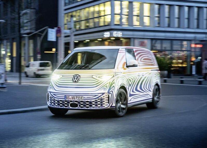 auto_de's tweet photo. Dieser Bus bringt gute Stimmung bei Volkswagen: der ID Buzz. Der vollelektrische Bulli ist stilistisch inspiriert von den ersten Generationen des VW Bus, die längst den Status einer Ikone genießen und entsprechend teuer und gesucht sind.  #Elektroauto

https://t.co/Ir6dJkVGIp https://t.co/NzalbUif5l