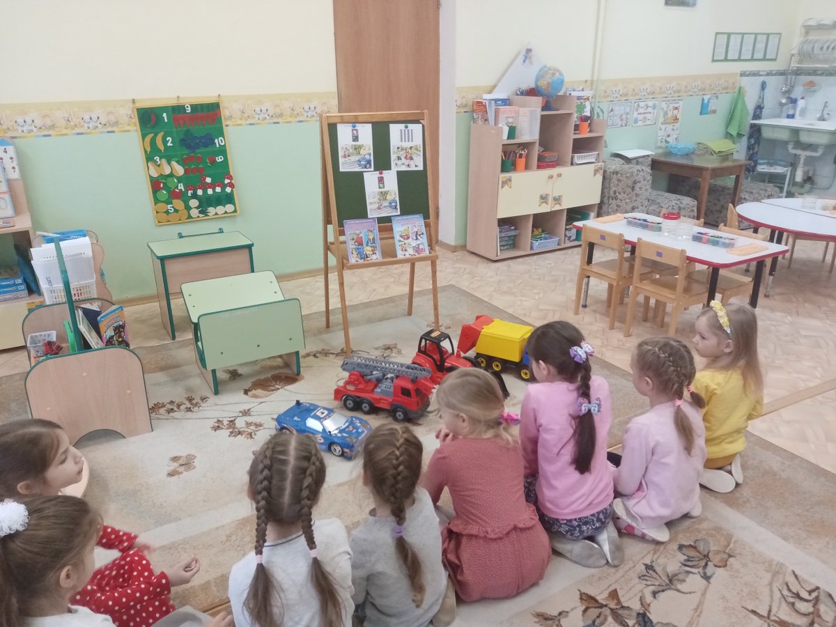 С детьми подготовительной группы №8 было проведено познавательное занятие "Машины нашего города", в ходе которого дети сравнивали транспортные средства между собой, рассказывали об их основных функциях, вспоминали правила дорожного движения на улицах города.