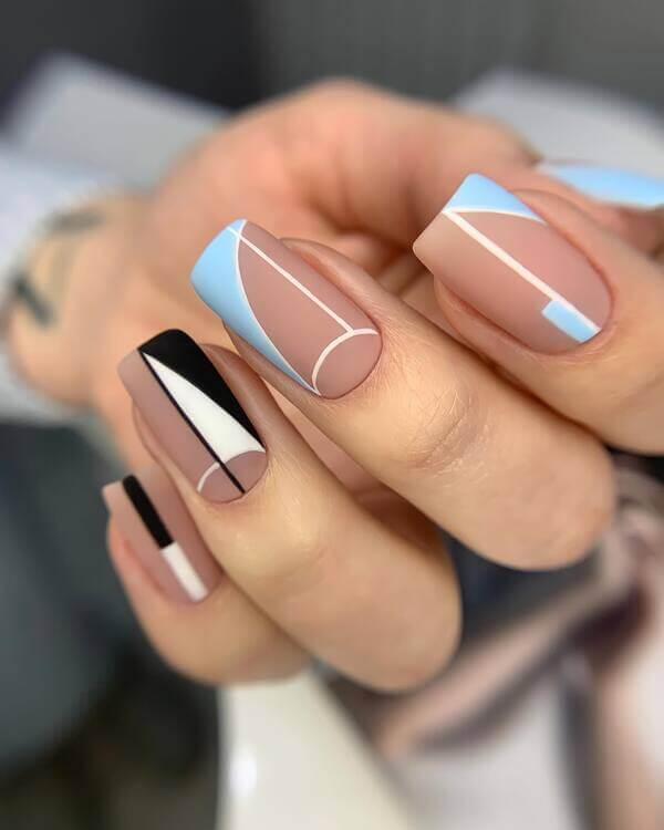 Идеи маникюра с геометрическими мотивами
nails-mag.ru/manikur/geomet…