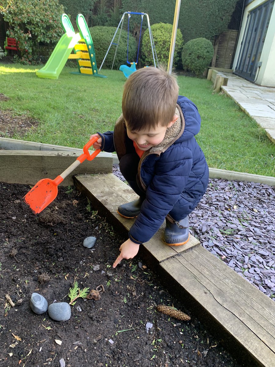 Lizzy_Mc1's tweet photo. Thinking about science in the garden and how worms help our soil @fouroaksprimary #scienceselfie https://t.co/CBTDBnWuAw