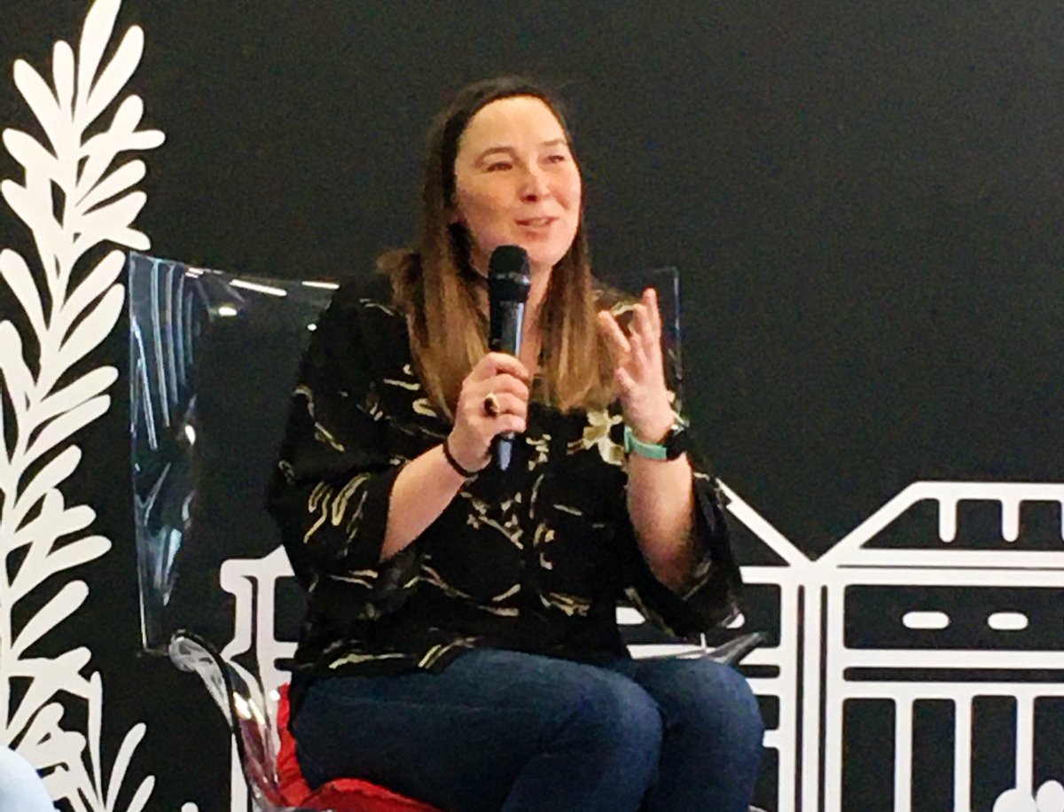 .<a href="/tebalorenzo/">teba lorenzo</a>, directora de relaciones con las marcas de TikTok, destaca la experiencia inmersiva de la app como algo genuino y “una oportunidad para las marcas para establecer relaciones duraderas”. Destaca la diversión, pero también la tendencia didáctica de la plataforma.