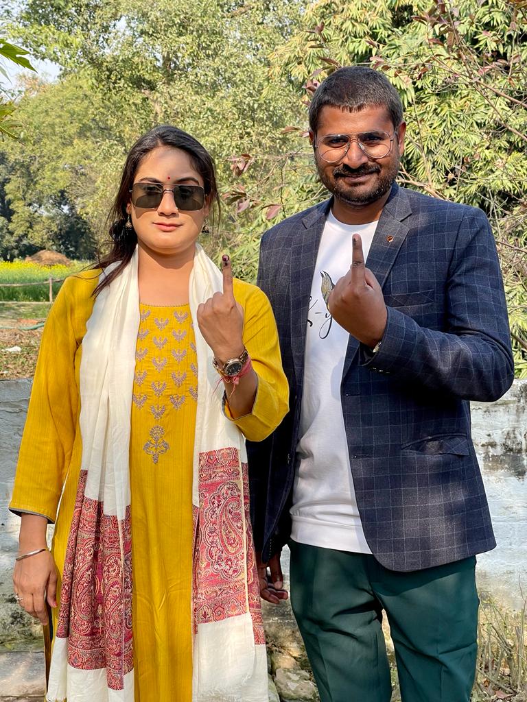 PragyaLive's tweet photo. प्रदेश हित में उंगली पर नीला निशान..आप भी ज़रूर करिए मतदान.. #Voting #Election2022  #Kakori #Lucknow https://t.co/dmFmRJneqY