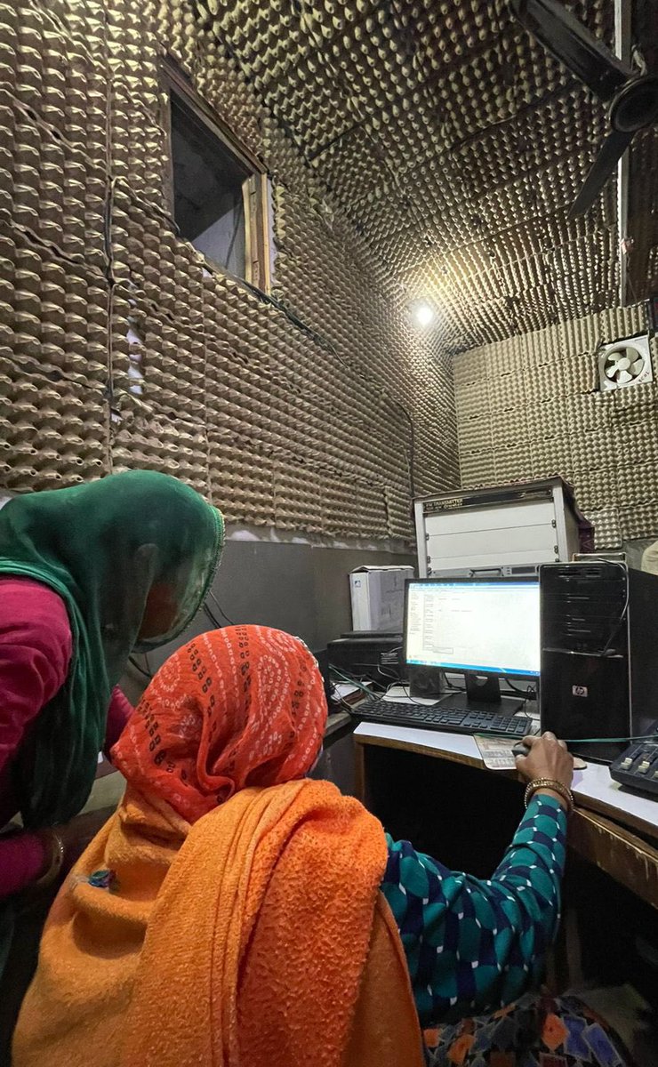 palakzat's tweet photo. A friend sent me this pic from their field visit to @barefoottilonia Tilonia. A Community Radio station run by Aarti Devi &amp; Geeta Devi — covers 30 villages around and has ~60,000 listeners.

PS: Zoom in and look at the soundproofing. https://t.co/HBxlvmNxfk