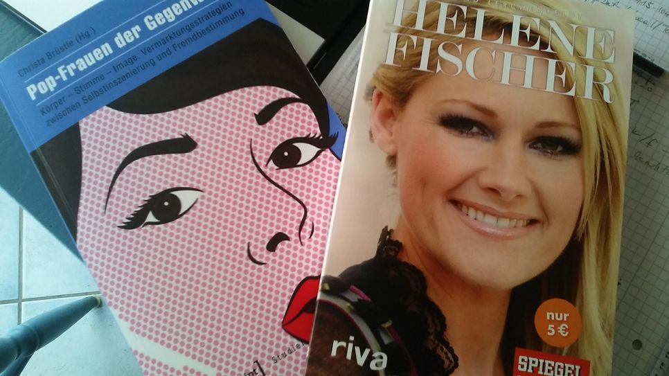 SebFriedrich's tweet photo. Helene Fischer ist eine der erfolgreichsten Stars weltweit. Wie konnte es dazu kommen? Was macht ihre Inszenierung aus? Das Feature geht diesen Fragen auf den Grund.
„Helene Fischer – Seismograph der Sehnsucht“ (Vito Pinto, RBB/SWR 2017)
#FeatureFebruar
https://t.co/iF6YbtgIX5 https://t.co/pUu1pQQwDy