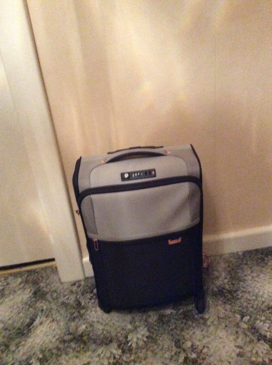 skyline382's tweet photo. Mum and Dad travelled @LNER from Kings X to Leeds on 11 33 yesterday. But picked up a near identical looking  case by mistake (in pic). Does anyone have theirs and would like to swap!! https://t.co/qD261LOkJ7