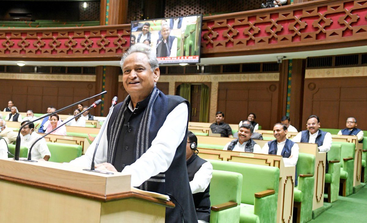 ashokgehlot51's tweet photo. पिछले बजट में कृषक कल्याण कोष के अंतर्गत मैंने 2000 करोड़ रु की मुख्यमंत्री कृषक साथी योजना की घोषणा की थी। अब इसी कड़ी में किसानों को और अधिक मजबूती प्रदान करने हेतु इस योजना को वृहद् रूप देते हुए योजना की राशि को बढ़ाकर 5000 करोड रु करने की घोषणा करता हूं।#KrishiBudgetRajasthan https://t.co/Hf1ajTSlDb
