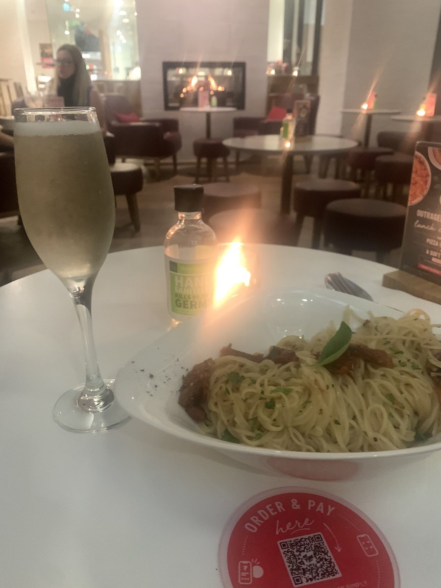 kiki_aus's tweet photo. 1人ランチ💖
昼からプロセッコ🥂
パスタとグラスワインでトータル15ドル💵お昼から一杯飲んでくれるお友達が欲しいな🥺 https://t.co/EEbCcPxOF2