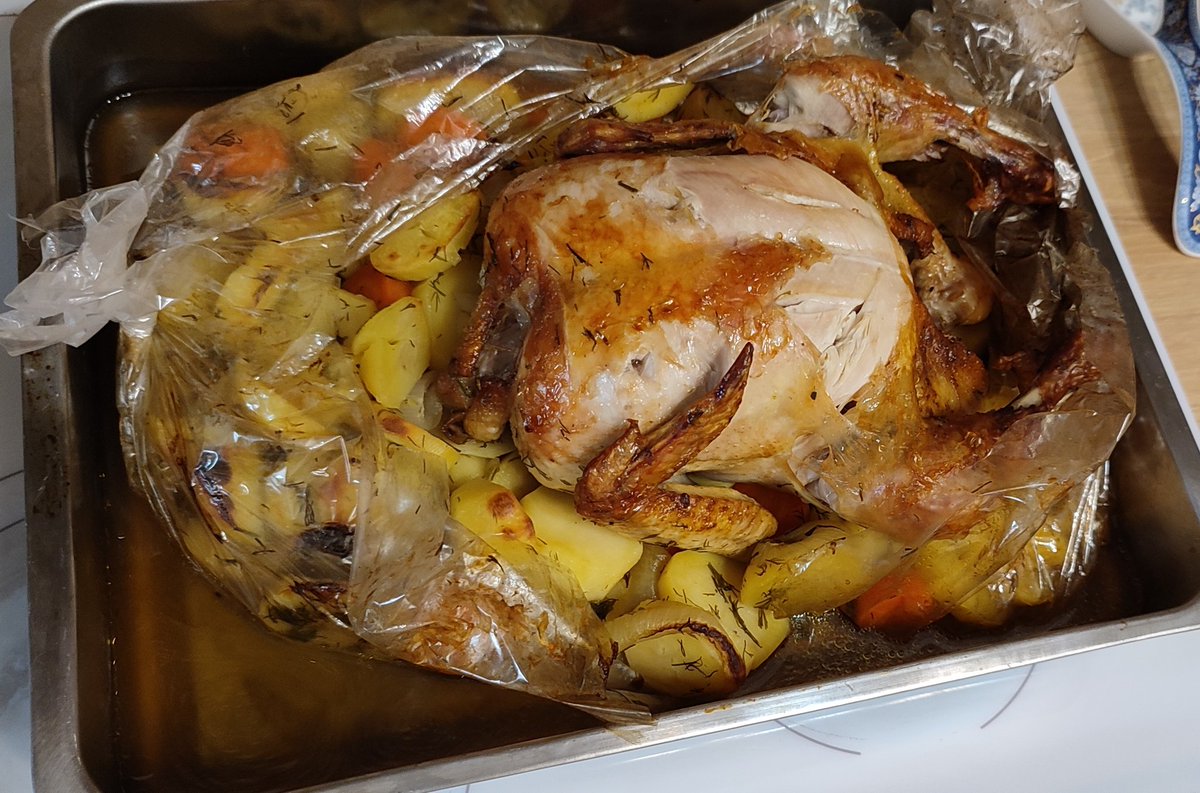 Ультра простой рецепт
В рукав для запекания курицу целиком, картошку, овощи, да вообще что угодно и в любых пропорциях. В духовку. Всё