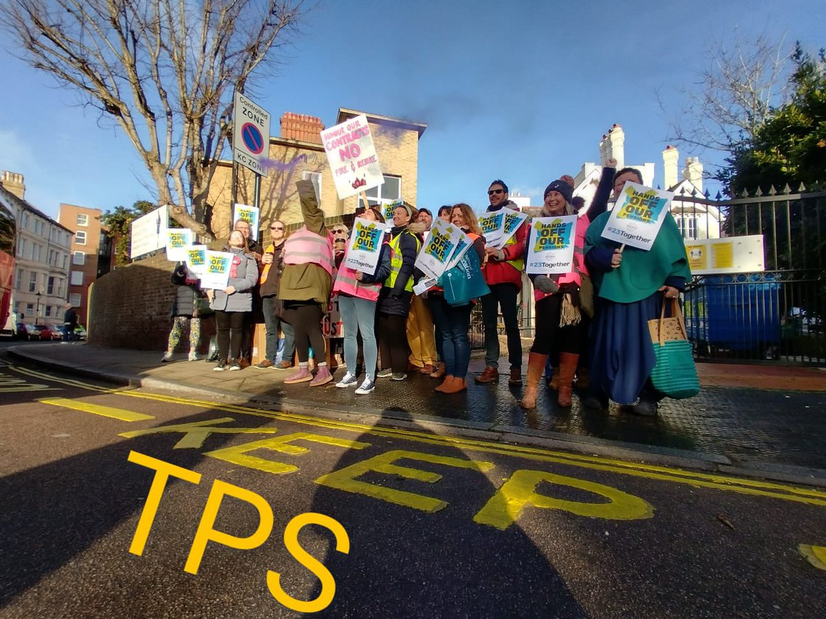 SouthEastNEU's tweet photo. #Portsmouth #GDST members say #keepTPS Solidarity with all #23Together members taking action today #HandsOffOurTPS @SouthEastNEU ❤️ you are amazing! @portsmouthneu @NEUCharlotteL @kesterbrewin #NEUSouthEast https://t.co/S9C77uxDvV