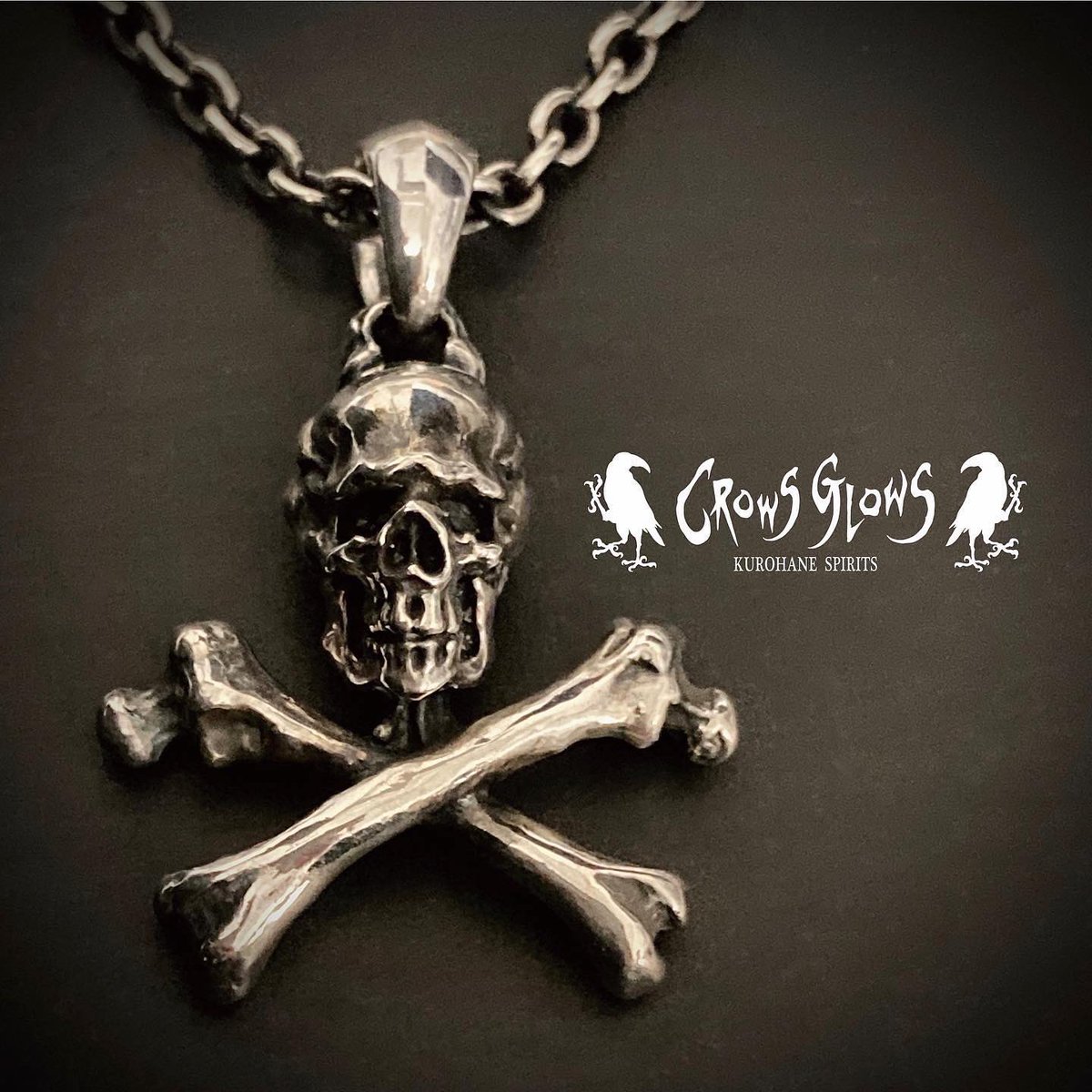 ribbons_info's tweet photo. 【CROWS GLOWS】
NEW ITEM!
【FN Crossbone Skull Pendant】
【FN Sideways Crossbone Skull Pendant】
骸骨をモチーフにしたペンダントトップです。
本日2/23より販売開始します。
2アイテム同時リリースです。
https://t.co/lSrogSCiMf
#crowsglows https://t.co/yXoL4r7aqS