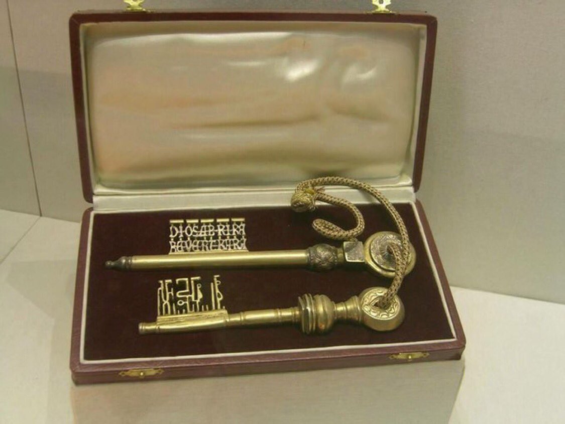 وتلك الأيام ،،،

المفاتيح التي سلمها العرب و اليهود لفرناندو الثالث عندما احتل إشبيلية عام 1248م
في بلاد الأندلس

المفتاح العربي فقد نقش عليه 
( العظمة و القوة من الله وحده) .

أما المفتاح اليهودي نقش عليه
( الرب سوف يفتح و الملك سوف يدخل)
.
المفاتيح محفوظه داخل كاتدرائيه اشبيليه