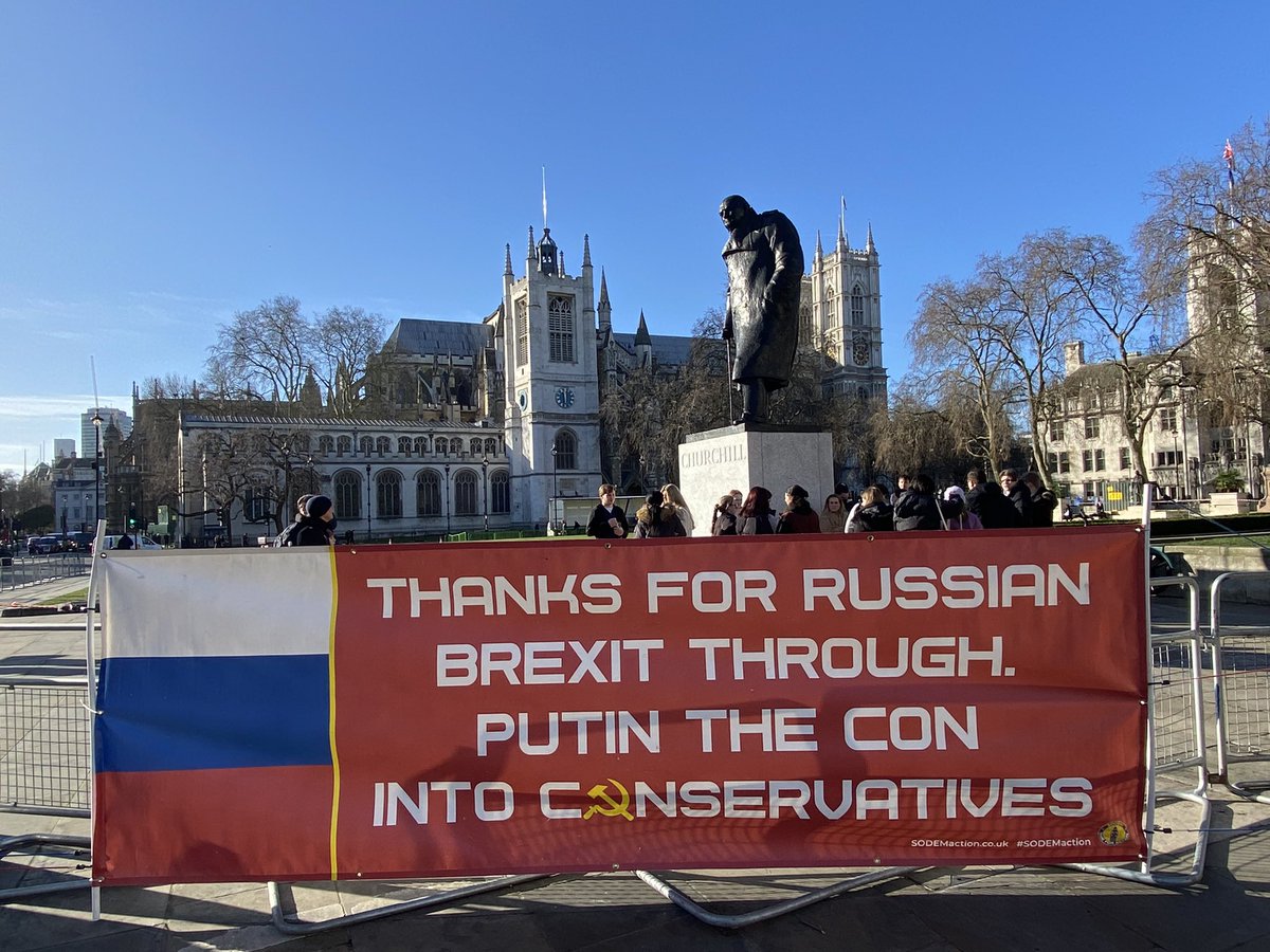 I'm sure no one would dream of retweeting this banner!