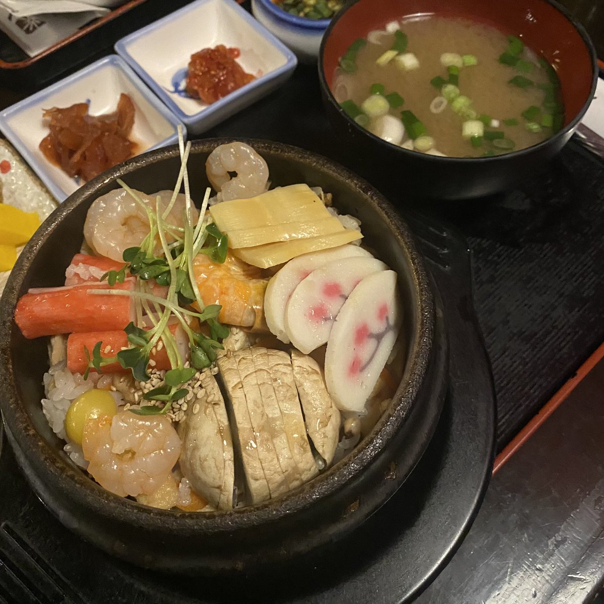 #백현이를_위한_맛집투어
📍안국 와이엔
📍안국 조금솥밥
백현이 럽어게인 라이브세션 촬영장소인 카페💖그리고 솥밥집은 건강한 밥이땡긴다 할 때 먹으면 좋은것같어! 돌솥에 붙은 누룽지가 진짜 존맛