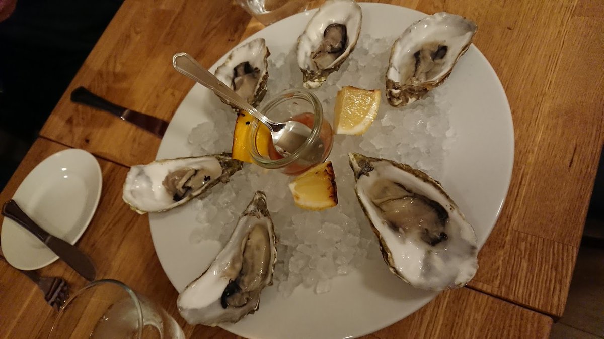RareWineGroup's tweet photo. What is your preferred wine with oysters? 

I am thinking Champagne, Muscadet or dry Riesling... https://t.co/SINb7IPtDA