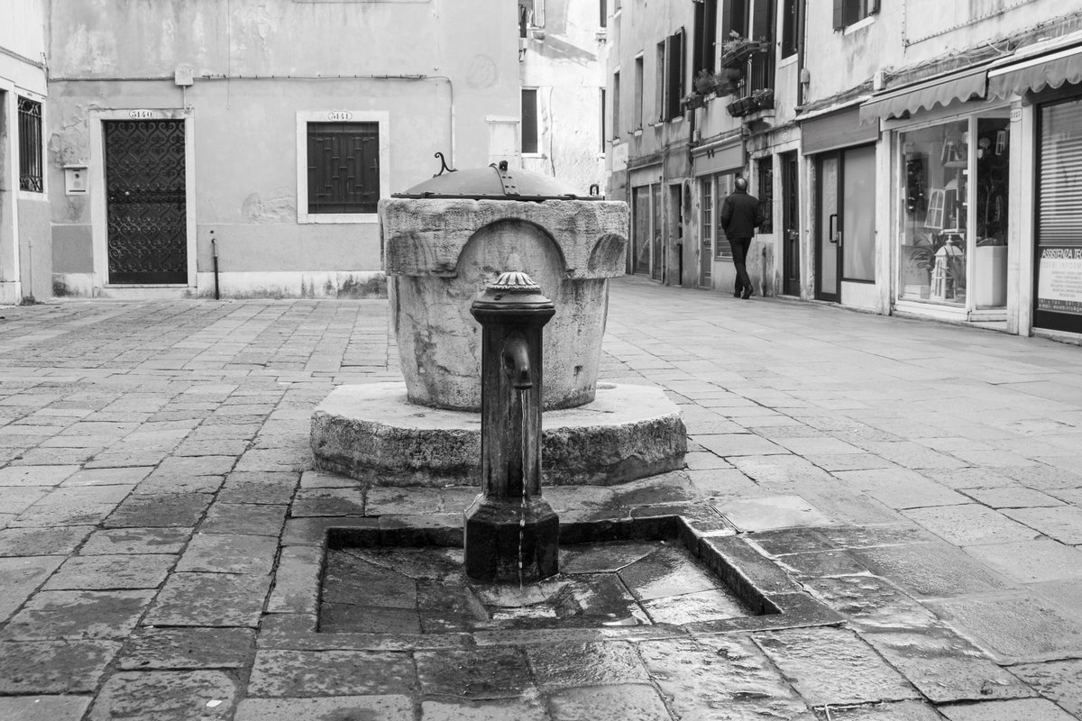 Camminando tra pozzi e fontane
 #architettura #blackandwhite #streetphotography #italia #italy  #fuji #veneto #venezia #friuli #fvg