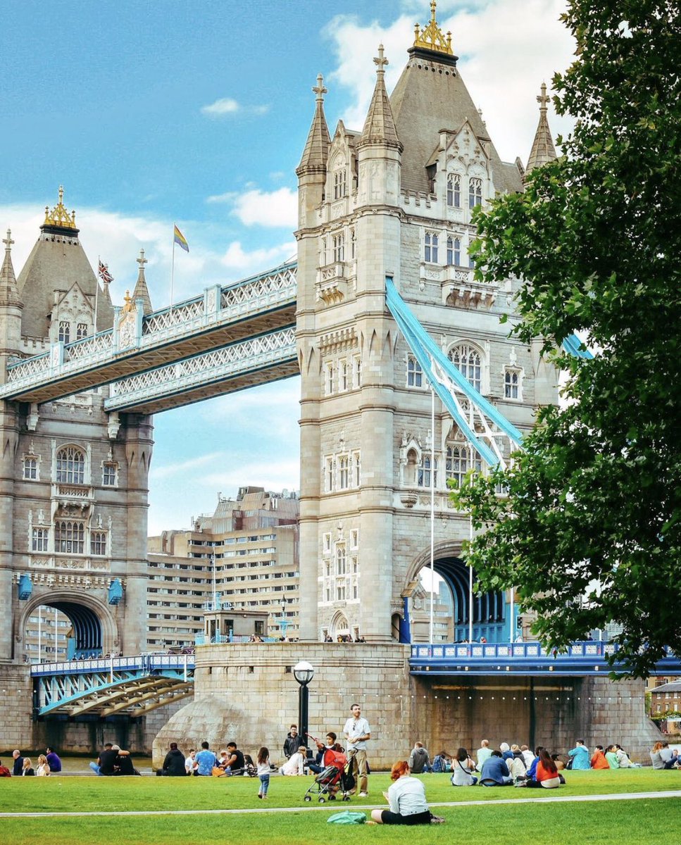 BitcoinArchive's tweet photo. gm :) ☕️☀️ 
#Bitcoin rising baby!
Let’s make love, not war🥰 

Tower Bridge, London 🇬🇧 #archiepix https://t.co/5kjs0G9tqD
