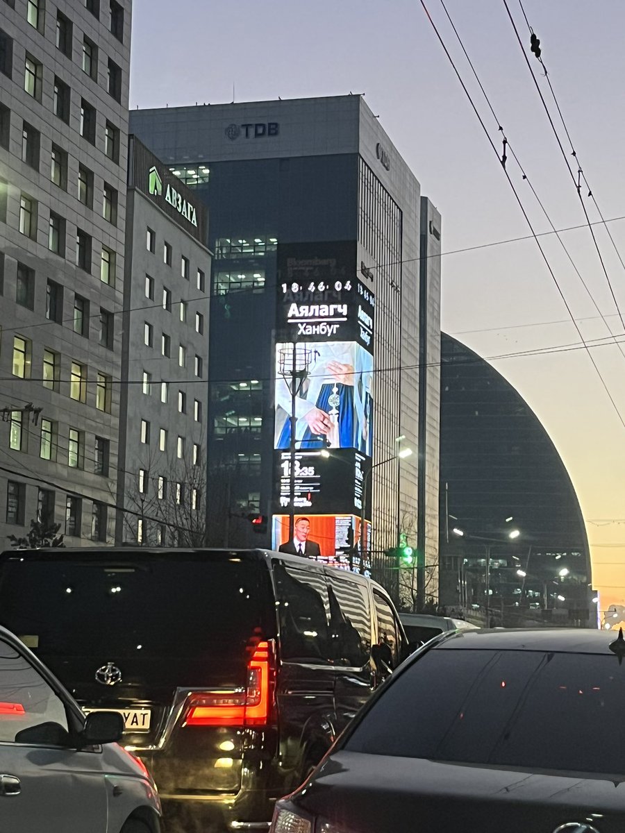 Худалдаа хөгжлийн банк 29 тэрбумаар 13 давхар байшин бариад 2 давхрыг нь Хөгжлийн банкинд 27 тэрбумаар зарж чадаж байна гэнэ🤣🤣🤣🤣😂😂😂