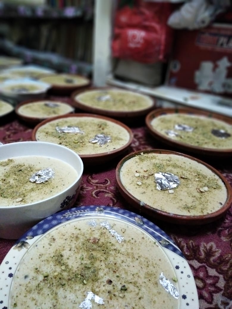 Mohtermalaila's tweet photo. "Koonday" literally means clay pots.
 koonday have nothing to do with Muavia bin Abu Sufyan 
Anything labelled as ‘niyaz’ is basically a spiritual offering of ‘blessed food’. Koonday niyaz is makhsoos for 22nd Rajab and is Known for Niyaz e imam e Jaffar e sadiq (as)❤️🌚
#Koonday https://t.co/NW60BpX4Pt