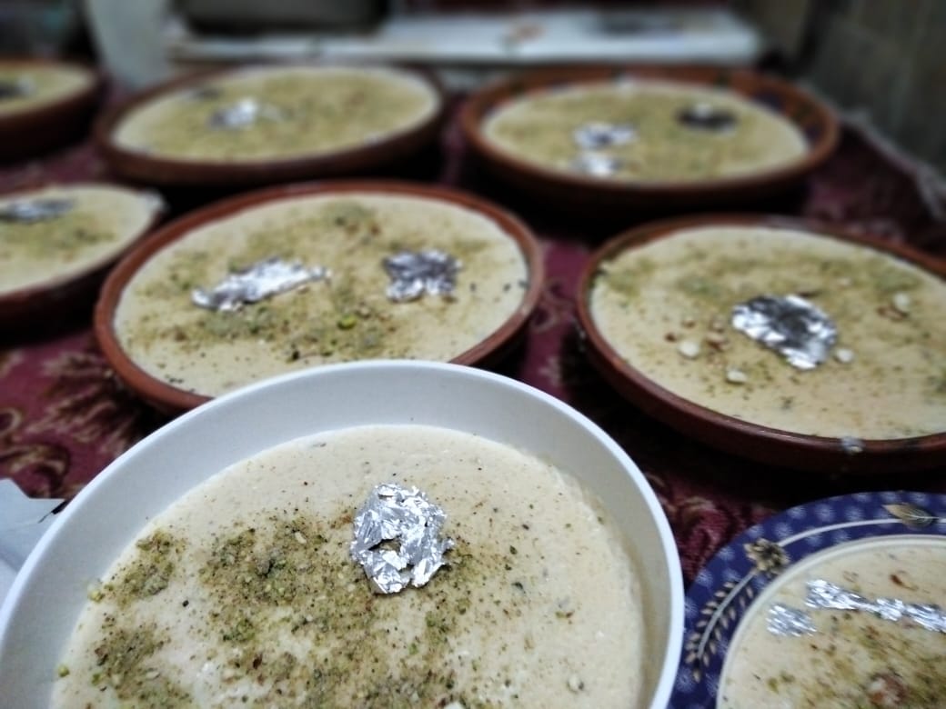 Mohtermalaila's tweet photo. "Koonday" literally means clay pots.
 koonday have nothing to do with Muavia bin Abu Sufyan 
Anything labelled as ‘niyaz’ is basically a spiritual offering of ‘blessed food’. Koonday niyaz is makhsoos for 22nd Rajab and is Known for Niyaz e imam e Jaffar e sadiq (as)❤️🌚
#Koonday https://t.co/NW60BpX4Pt