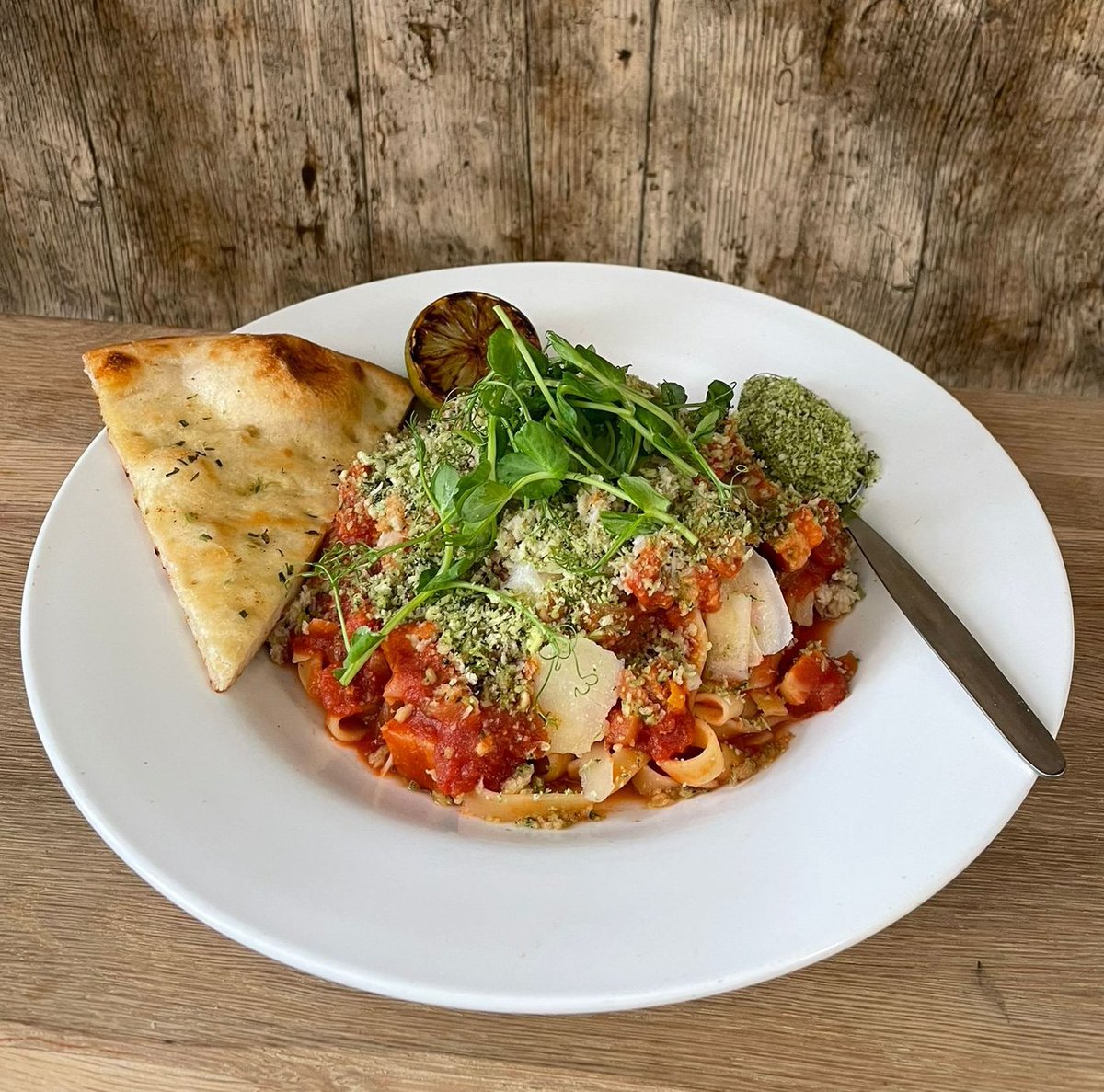 Just some of the delicious lunch options today at the EngineRooms... Vegetarian pad Thai with roasted peanuts and lime, and Rigatoni crab Ragu with parmesan cheese and pangrattato 👌🤤 #expectMORE #noordinarybusinesspark