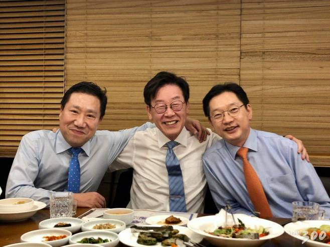 IVQxBWCbXtkonsG's tweet photo. 양정철아 그나마 니가 당권 잡고 싶은거라면
지금이라도 이재명 사퇴 시켜~
그러면 그 진정성 받아줄께~~~~ https://t.co/vHR26XDI9l