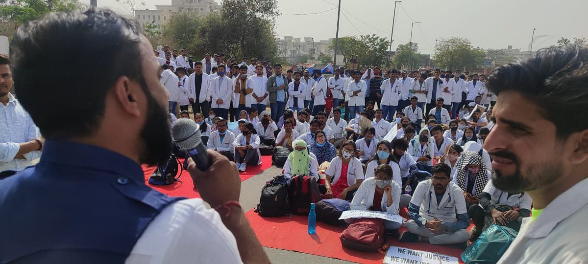 bharatbeniwal_'s tweet photo. आज वेटरनरी डॉ ने स्टाइफंड बढ़ाने की मांग को लेकर राजस्थान विधानसभा का घेराव किया राजस्थान सरकार को इनकी मांगों पर तुरंत प्रभाव से मानना चाहिए अगर मांगे नहीं मानी गई तो अगली बार परमानेंट धरना दिया जाएगा I
#bharatBeniwal https://t.co/NFAFe0Cc0C