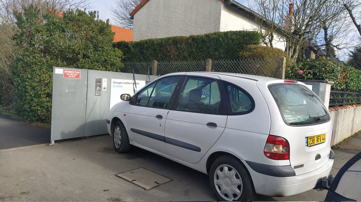 Mr_tom4's tweet photo. Ce midi au #linot à #nantes.
Monsieur avait "juste un courrier à poser à côté" , il m'a dit que je n'avais qu'à appeler la police....
Je mets @NantesMetropole et @CatherinePiau car vous étiez au conseil d'école hier.
En espérant que les parents seront consultés avant les travaux. https://t.co/SotOb64HyO