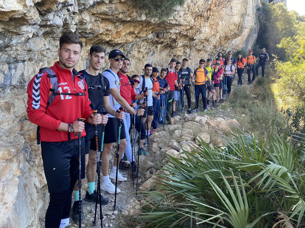 gerson_garrosa's tweet photo. Otra jornada más de #senderismo en la asignatura Actividades Físicas en el Medio Natural ⛰🧭
🎯Técnicas de progresión con y sin bastones
🎯Reconocimiento del terreno con mapa 🗺️
🎯Conducción de grupos por el medio natural
#EusesCAFE @EUSES_Oficial #CAFYDE https://t.co/fEES97jKeQ