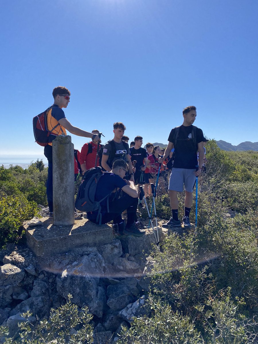 gerson_garrosa's tweet photo. Otra jornada más de #senderismo en la asignatura Actividades Físicas en el Medio Natural ⛰🧭
🎯Técnicas de progresión con y sin bastones
🎯Reconocimiento del terreno con mapa 🗺️
🎯Conducción de grupos por el medio natural
#EusesCAFE @EUSES_Oficial #CAFYDE https://t.co/fEES97jKeQ