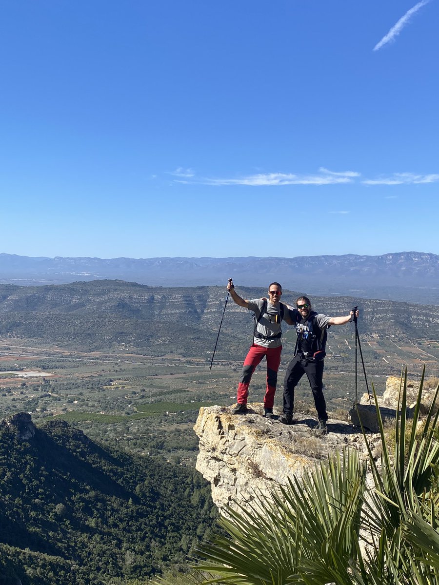 gerson_garrosa's tweet photo. Otra jornada más de #senderismo en la asignatura Actividades Físicas en el Medio Natural ⛰🧭
🎯Técnicas de progresión con y sin bastones
🎯Reconocimiento del terreno con mapa 🗺️
🎯Conducción de grupos por el medio natural
#EusesCAFE @EUSES_Oficial #CAFYDE https://t.co/fEES97jKeQ
