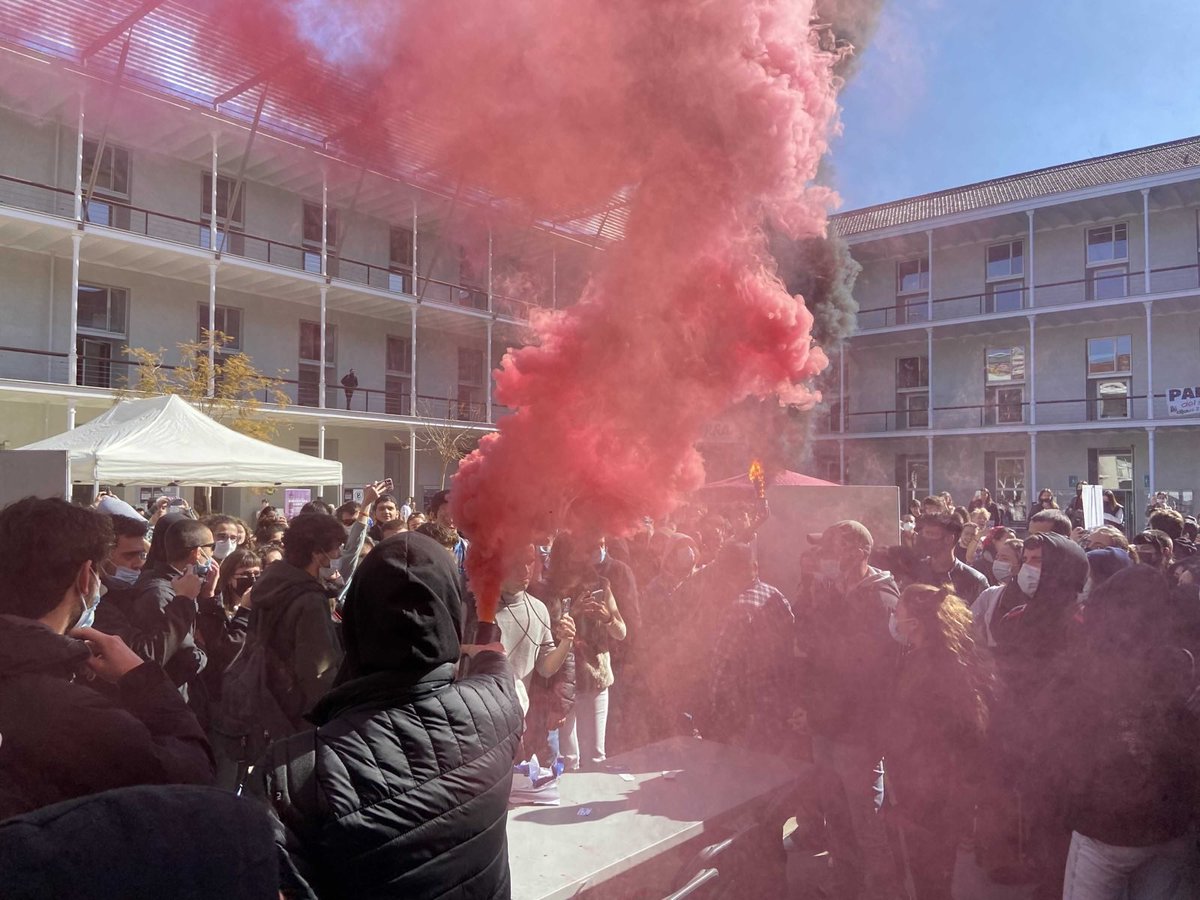 AEP_UPF's tweet photo. ❌No permetrem l'entrada del discurs d'odi espanyolista i d'extrema dreta a la nostra universitat
✊🏼 El que s'ha acabat és la nostra paciència. A la UPF som antifeixistes! https://t.co/jkYIfTG3cI