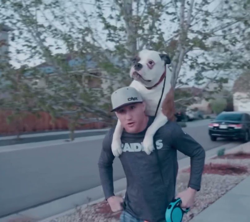 MMAPropagande's tweet photo. La mère de Justin Gaethje 🇺🇸 sur son fils : «  J’ai compris que Justin était un enfant spécial , quand il est partit re-mordre un Chien 🐶 qui l’avait mordu » . 😂😂 https://t.co/vlGpVPYKuK