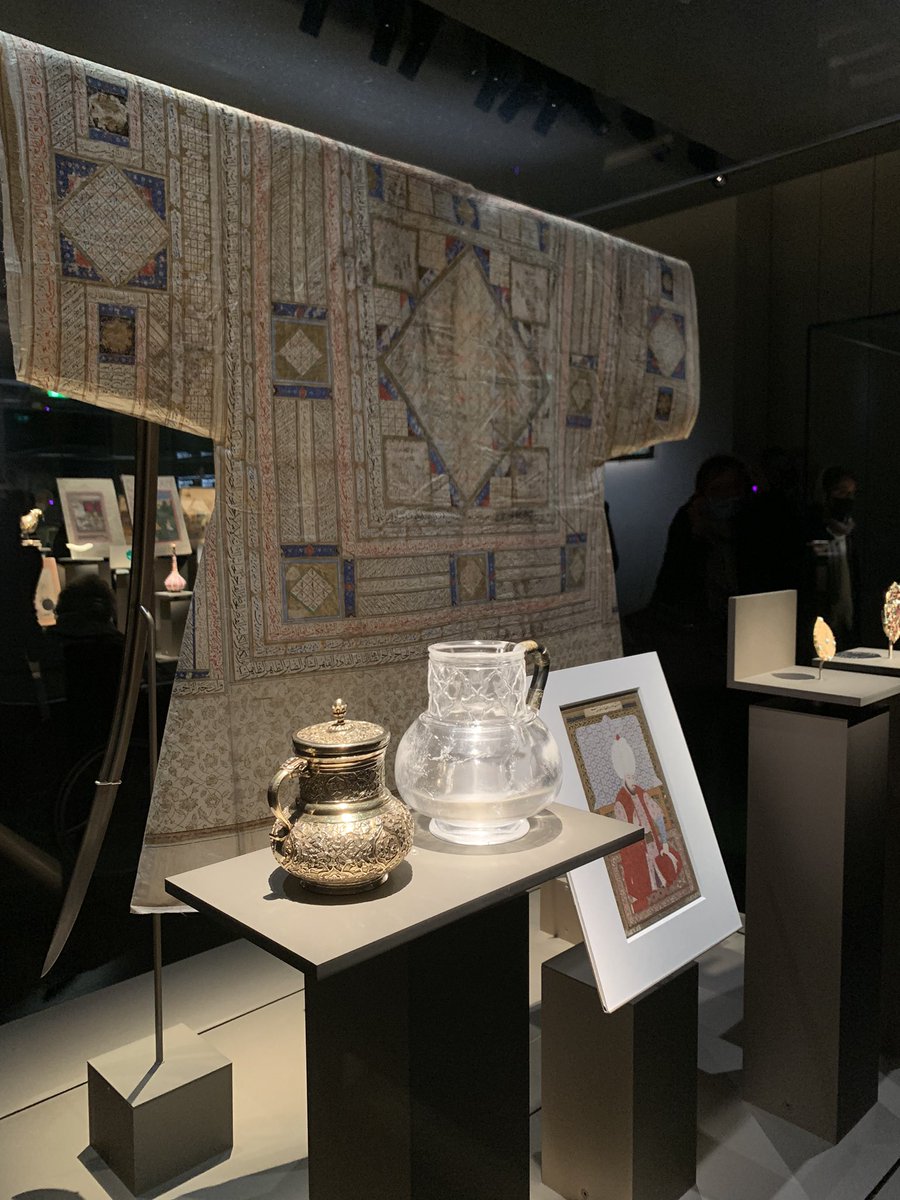 APAMIIslam's tweet photo. Une vitrine est dédiée aux productions #Ottomanes. Ici une tunique #talismanique inscrite de carrés #magiques, et de versets coraniques. C’est objets servent notamment à la protection lors des #combats.
Pour une savoir plus, voici un article de l’#APAMI !
https://t.co/93KkAz7TJ4 https://t.co/wD2ATd81Jk