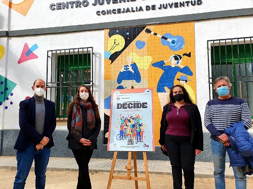 juventud_Lorca's tweet photo. Aquí está la encuesta que nos permitirá conocer tus intereses de forma más ágil: "La Juventud de Lorca decide". Entre 14 y 30 años,  residente en casco urbano o pedanía. 
Los #IES colaboran a través de la Concejalía de Educación.  📱💻📢👂➡️https://t.co/KSDJPnSxXL https://t.co/V8wFngxjO5