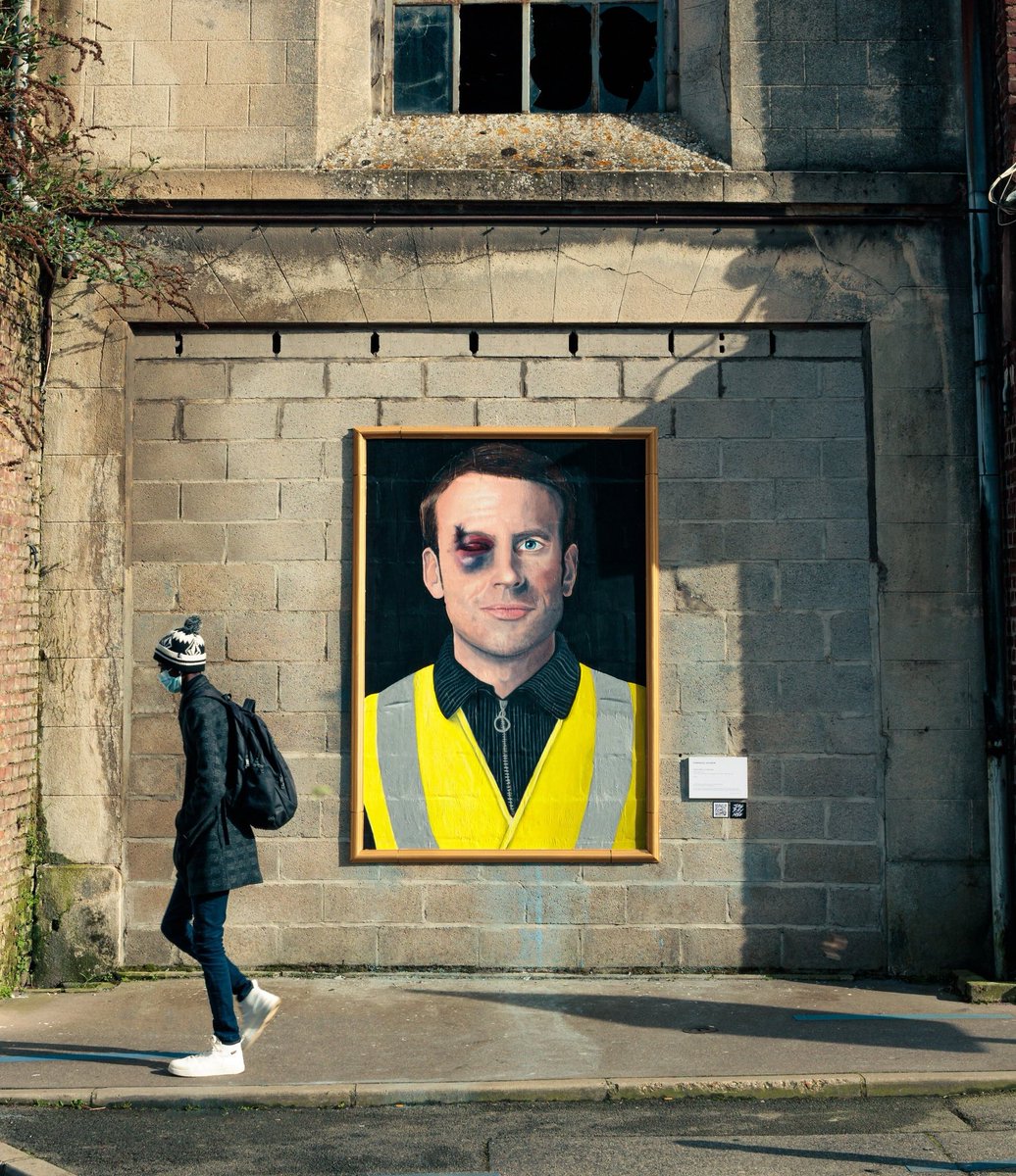 AnonymeCitoyen's tweet photo. Un tableau d'Emmanuel Macron en gilet jaune eborgné par un tir de LBD a été affiché dans les rues d'Amiens, la ville natale du Président. Une oeuvre de l'artiste @jaeraymie qui dérange puisque le portrait a été recouvert de planches de bois dès le lendemain. https://t.co/Z2e0PrrlBP